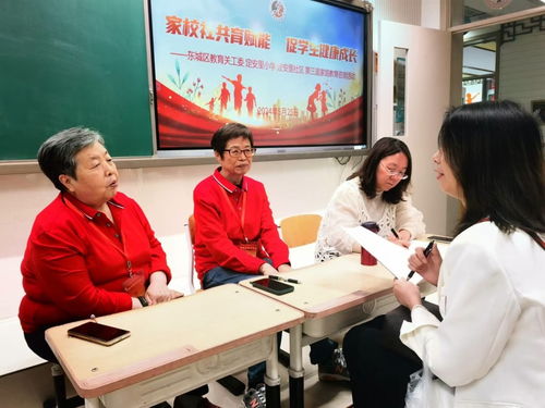 教育專家“擺攤”答疑，11個(gè)咨詢組點(diǎn)亮家校共育之路